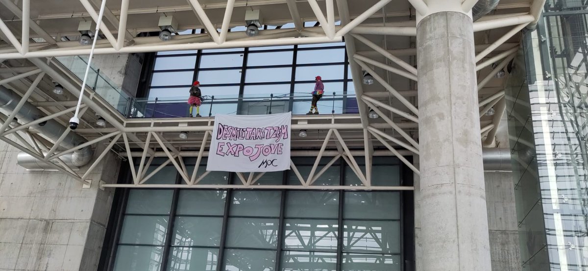 “Desmilitaritzem Expojove” vuelve a protagonizar la inauguración de la feria infantil <a href="/ExpoJoveVLC/">Expojove. Fira de la Infància i la Joventut de VLC</a>  con una nueva acción chorprechaaaa del Jejejército del moc-moc de <a href="/mocvalencia/">Antimilitaristes MOC València</a> i <a href="/AEAgro/">AccióEcologista Agró</a> #CulturadePauiNoviolencia

Foto: <a href="/JoanCanela/">Joan Canela</a>