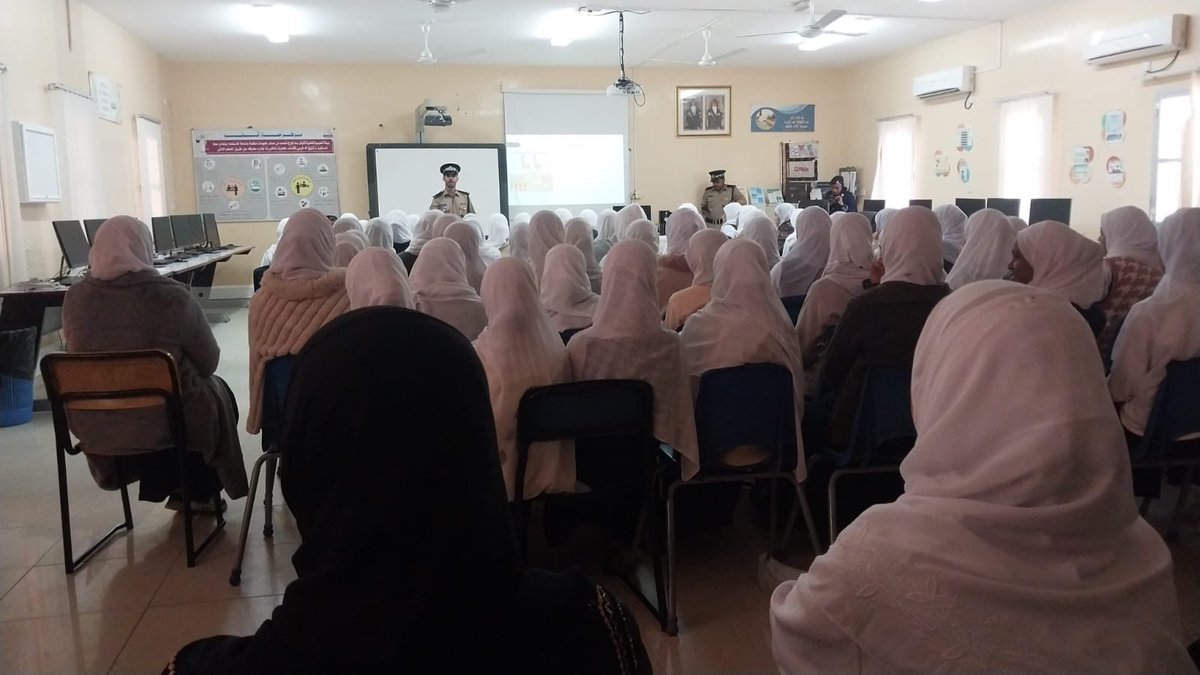 أقام مسؤولين من معهد السلامة المرورية بإبرا محاضرة توعوية للهيئة التدريسية والهيئة التعليمية عن أهمية حزام الأمان في أثناء القيادة.