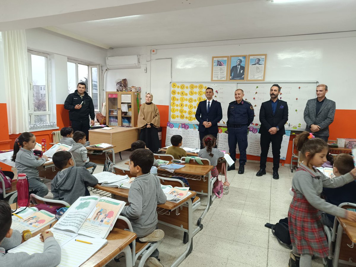 Oguzeli_mem's tweet photo. Kaymakamımız Sayın Mikail ERSÖZ, İlçe Milli Eğitim Müdürümüz Mustafa BOZGEYİK ve Kurum Amirleri ile birlikte Şehit Mehmet Aksan İlkokulunu ziyaret ederek öğrenci ve öğretmenlerimizle bir araya geldiler.

@Gaziantep_MEM 
@erdalkilinc27 
@oguzelikymk27 
@MustafaBozgyk27 https://t.co/YoG0gtTtsb