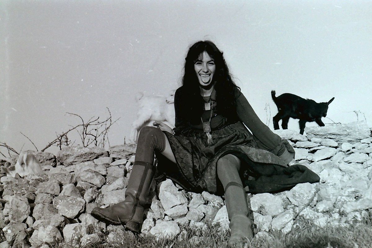 Ja disponible la història de la gran Mercè Pastor, inspiradora de grans cançons de Pau Riba i del grup Pastora. Amb <a href="/caimriba/">Caïm🎗</a>, Pauet Riba, Jaume Sisa, Maia Riba, Enric Majoral, Dolors Ballester, <a href="/GerardSegu/">Gerard Segura</a> i
<a href="/CabreraCallis/">Maria Callís</a> #DonesFlorsiViolesCatràdio
3cat.cat/3cat/merce-la-…