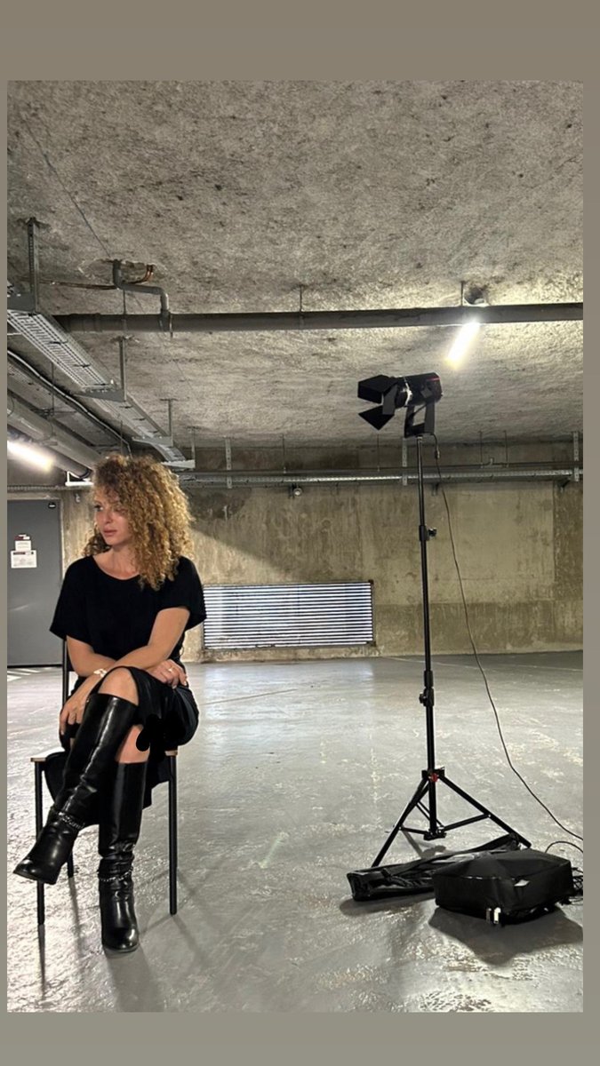 sarahfrikh's tweet photo. Je suis trop fière de moi 🎉
Mon deuxième documentaire sort en janvier et c'est un .... 52 minutes:  " sur les dangers des réseaux sociaux "!!!!! 🥰
Faire du docu était un de mes rêves et c'est fait Dieu merci 🤲😍
Le 1er était de travailler pour la 1ère radio de France @RTLFrance et ça aussi je l'ai fait 🎉
Je suis tout simplement heureuse et merci à @Omerta_officiel de m'avoir donné ma chance <3
A coeur vaillant, rien d'impossible <3