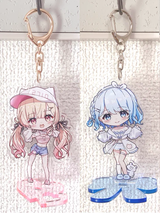 冬コミグッズ紹介です!新衣装のになちゃんゆらちゃんの台座付きアクキーです!両面あるのはやっぱりどこから見ても楽しめるので超良いですね!台座のカラーアクリルも可愛い! 