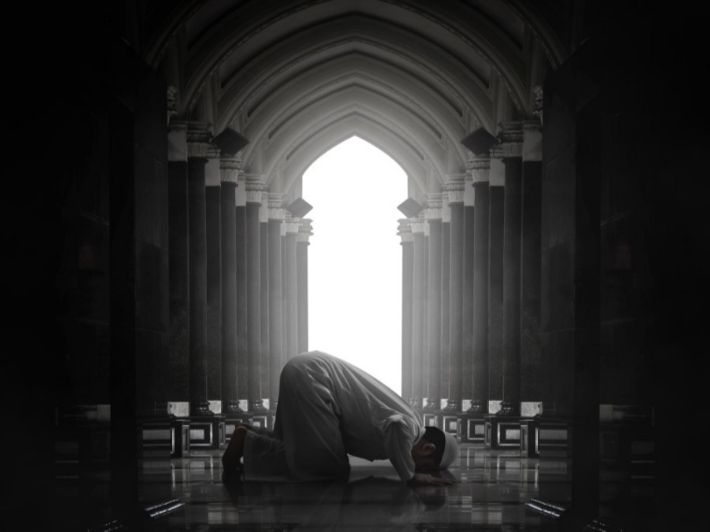 عن أبي فراس ربيعة بن كعب الأسلمي خادم رسول الله ﷺ

قال: كنت أبيت مع رسول الله ﷺ فآتيه بوضوئه وحاجته، فقال: "سلني"، فقلت: "أسألك مرافقتك في الجنة"، فقال: "أو غير ذلك؟" قلت: "هو ذاك"، قال: "فأعني على نفسك بكثرة السجود".