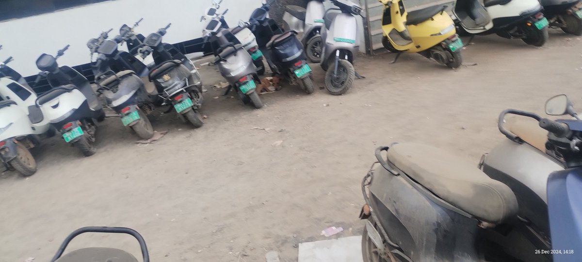 Panchlinge1010's tweet photo. As like always ola service center Solapur is closed no technician no manager no service only frustration for the customer that's the @OlaElectric @bhash known for @nitin_gadkari @jagograhakjago @kunalkamra88 #olaelectric #ola #electric #ev #solapur #future #savingswalascooter ? https://t.co/8aDnCgZay1