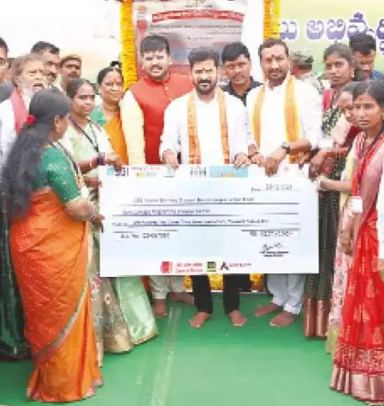 marpuvastundi's tweet photo. @revanth_anumula visited Yedupayala Vanadurga #Bhavani Temple in Medak and laid the #foundation for ₹192 crore #development projects. He #emphasized the #Congress Government's vision of inclusive development, focusing on road #connectivity, education, and #women's #empowerment. https://t.co/liNkTxI1bu