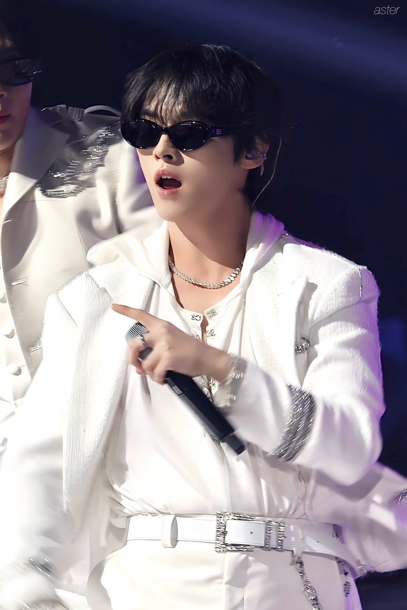asternyon's tweet photo. 20241225 

SBS 가요대전 2024
SBS GayoDaejeon 2024

LeeKnow HQ

#StrayKids
#스트레이키즈
#LeeKnow 
#리노
#이민호
#dominATE_JAPAN https://t.co/D41sjHBtBU
