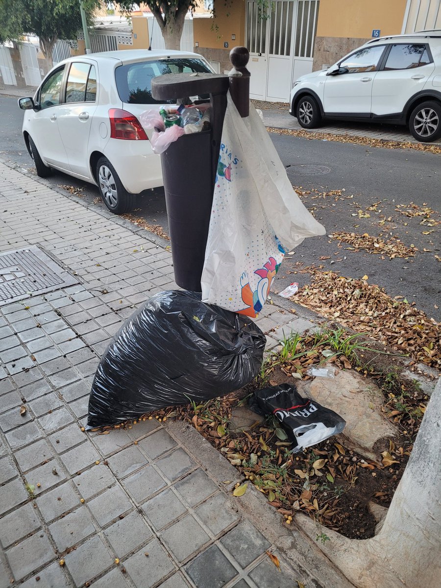 Vickylujanrodri's tweet photo. @LimpiezaLPGC Buenos días. Esta papelera lleva más de 15 días que no la  vacían. Por favor  es un foco de infección, esta llena de mosquitos, y a saber que más. No debería de haber una papelera que la usan como contenedor de basura, y no para papeles, fuera de las viviendas. Gs https://t.co/SrPMhVOMrK