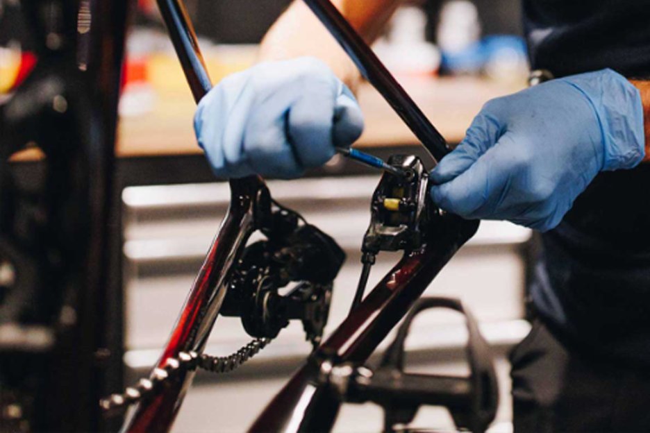 velotril's tweet image. ❄️ Winterfietstips 🚴‍♂️

De winter is prachtig, maar een uitdaging voor jouw fiets.
Kom langs bij Velotril voor een professionele winterbeurt! Maak een afspraak en geniet van een zorgeloze winter op de fiets.

#Winterfiets #Fietstips #Velotril #Winteronderhoud #FietsenBeringen