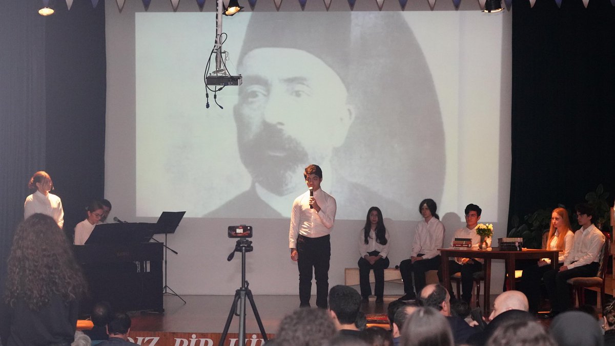 Millî Şairimiz Mehmet Akif Ersoy’u Anma Programı ilçemiz <a href="/cemberlitas_al/">Çemberlitaş Anadolu Lisesi</a> gerçekleşti. Öğrencilerimizin hazırlamış olduğu programda “Hisli Bir Yürek: Mehmet Akif”i Bir Yıldız, Bir Hilal İlelebet İstiklâl şiarıyla andılar. Programa Vali Yardımcımız Sn. Mustafa Asım Alkan katıldı.