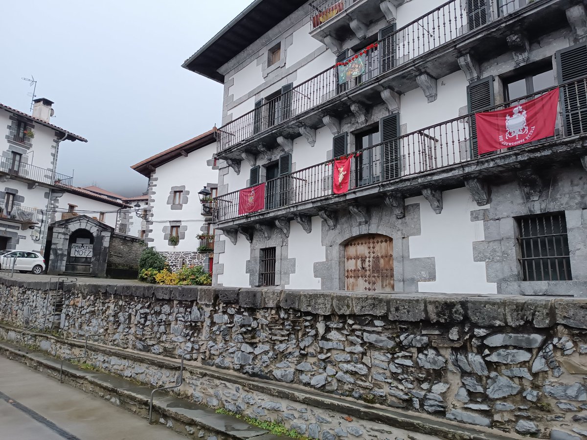 Leitza. Baleztena familia karlista historikoaren etxean euskaraz esaldia!  Poza. Beti espainolzaleak baina euskara ere bai, orain behintzat.