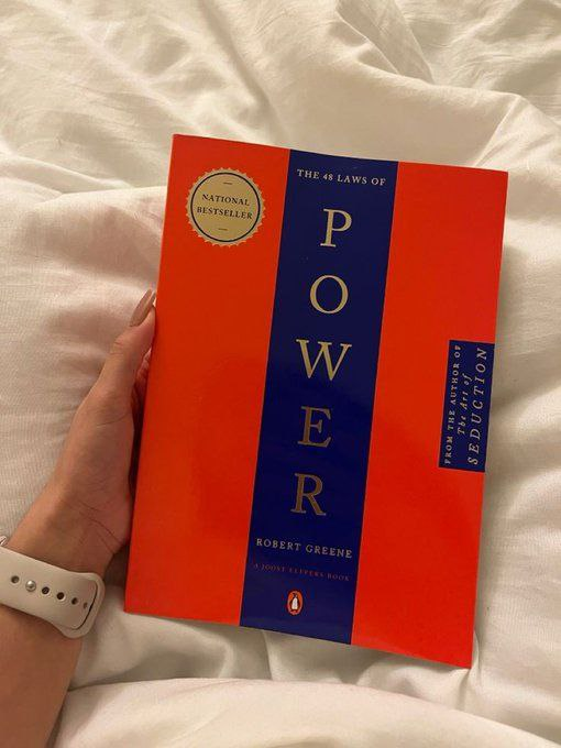 realTigerAgency's tweet photo. Este es Robert Greene.

Un filósofo que vendió más de 5 millones de copias de su libro "48 leyes del poder"

Aquí están las 8 reglas de Robert Greene:

1. CUANTO MENOS HABLES, MÁS PODEROSO SERÁS. https://t.co/i0kLJ3M39O