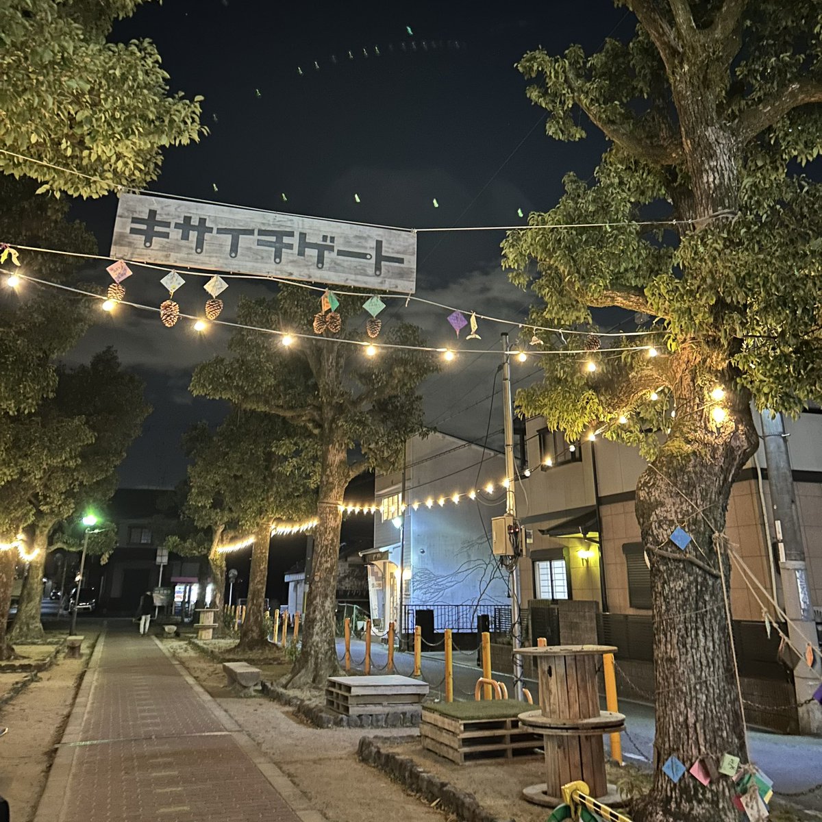 kisaichi_gate's tweet photo. クリスマスイルミネーションがはずされて、いつもの私市駅前に戻りました。
キサイチゲートでは、2024年は
4月　トーマスゲート
5月　ハイキングゲート
10月　カンパイゲート
11月　オータムゲート
12月　クリスマスゲート
のマルシェイベントを開催しました。
12月にはサウナツーリズムも開催。 https://t.co/z0buWYnCLr
