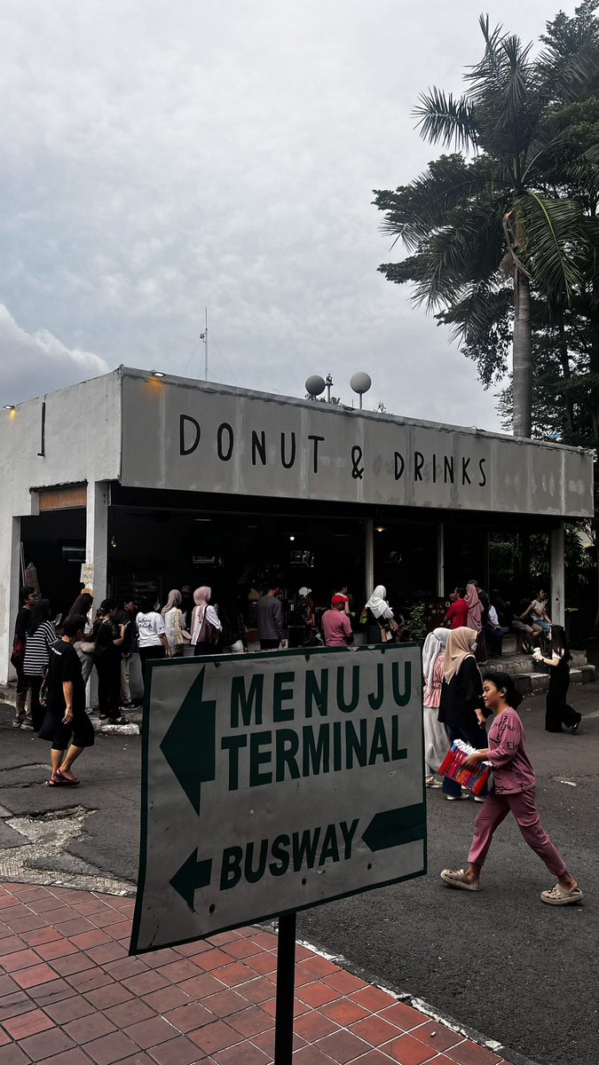 f_in5ane's tweet photo. One of the viral food at Blok M - OO Donut

#donat #doughnut #blokm https://t.co/y5do2MGDzL