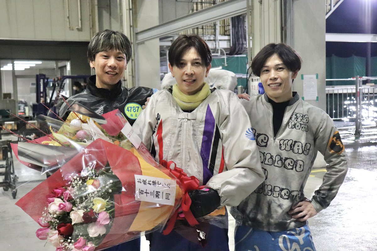 dorakiryu01's tweet photo. ／
4780 #マイケル田代 選手
ラストラン🚤✨
＼

本日第9R①号艇で1着を勝ち取り、ラストランとなりました💐

椎名選手や、春園選手から花束を笑顔で受けとったマイケル選手でした☺️✨

マイケル選手、お疲れ様でした😊🌼

ぜひ、拍手で迎える椎名選手たちや花束贈呈の瞬間を動画でご覧ください👀 https://t.co/hICjpyn1W6