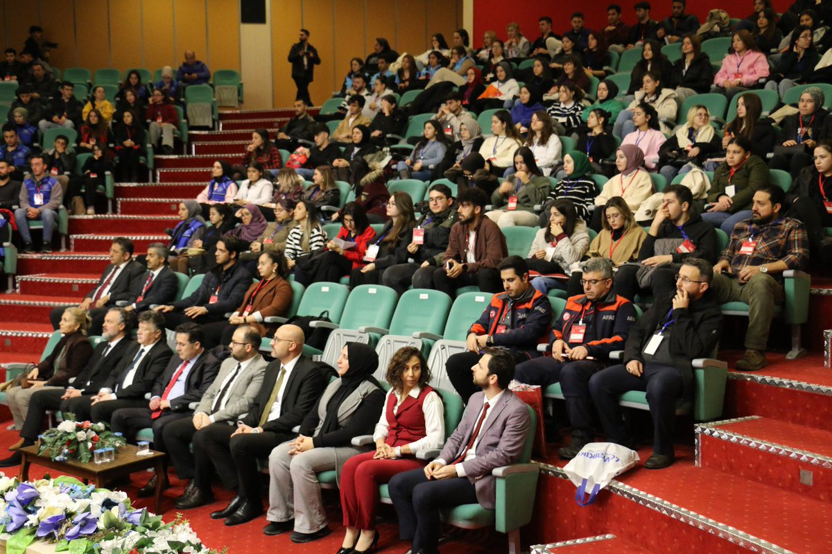 GSB_AydinGM's tweet photo. “Gençlik Politika Belgesi Vizyon Çalıştayı Aydın ilimizde yoğun ilgiyle karşılandı. “✨💫
Her gencin karar alma sürecinde doğrudan görev aldığı bu çalıştaylarda hedef; 1.000.000 gencin paydaşı oldugu kapsayıcı bir politika belgesi hazırlayarak gençliğin hizmetine sunmaktır. https://t.co/CvlID8MNBu