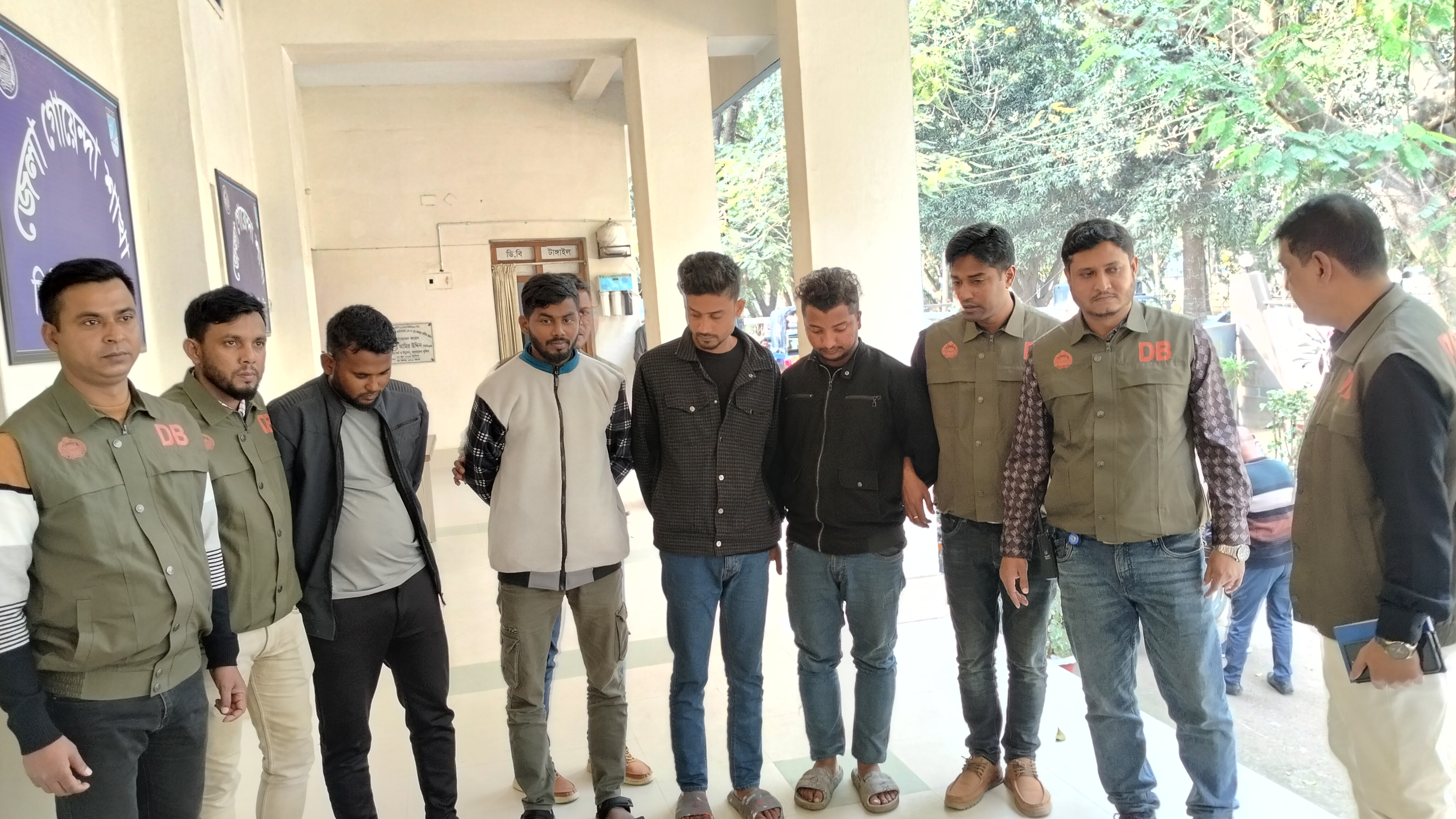 টাঙ্গাইলে ২৭ মামলার আসামীসহ ৪ ডাকাত চক্রের সদস্য গ্রেপ্তার