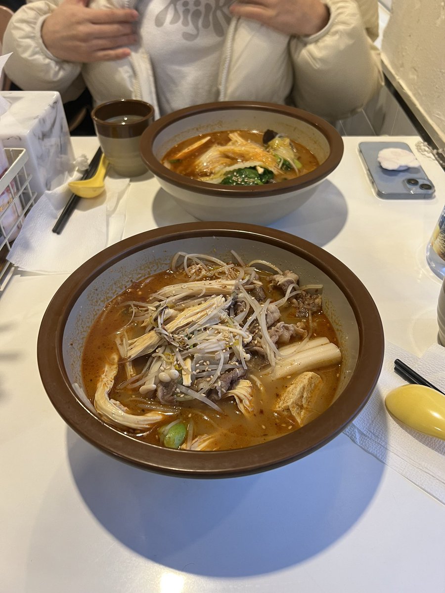 83happee's tweet photo. 땀내는 남자 뒤에서 .. https://t.co/pqEw5pymMD