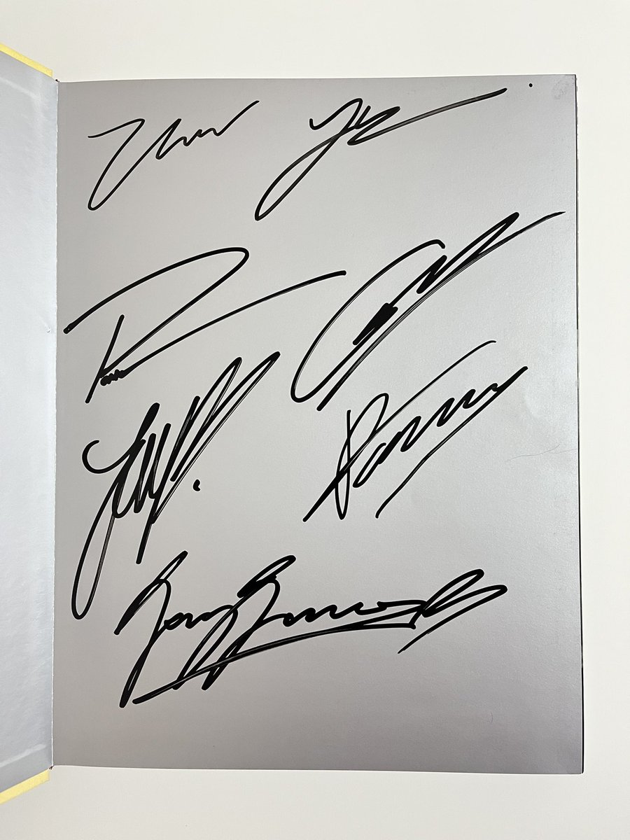 DreamSakawrat's tweet photo. สิ่งมีค่าที่สุดอีก 1 อย่างที่ต่อให้ไม่มีเงินยังไงก็ไม่ขาย ลายเซนต์สด 7 คนอะ ฉันสั่งทัน 500 เล่มแรก ตอนนั้นเขาไลฟ์ไอจีตอนเซ็นกันด้วย โรงงานนรกสุด5555555555 🫶🏻 #9by9TH #JAYLERR #Jamyjames #CCAPTAIN #XXSIVK #ThirdLapat #IceParis #JackieJackrin https://t.co/k4XkaKFwCy