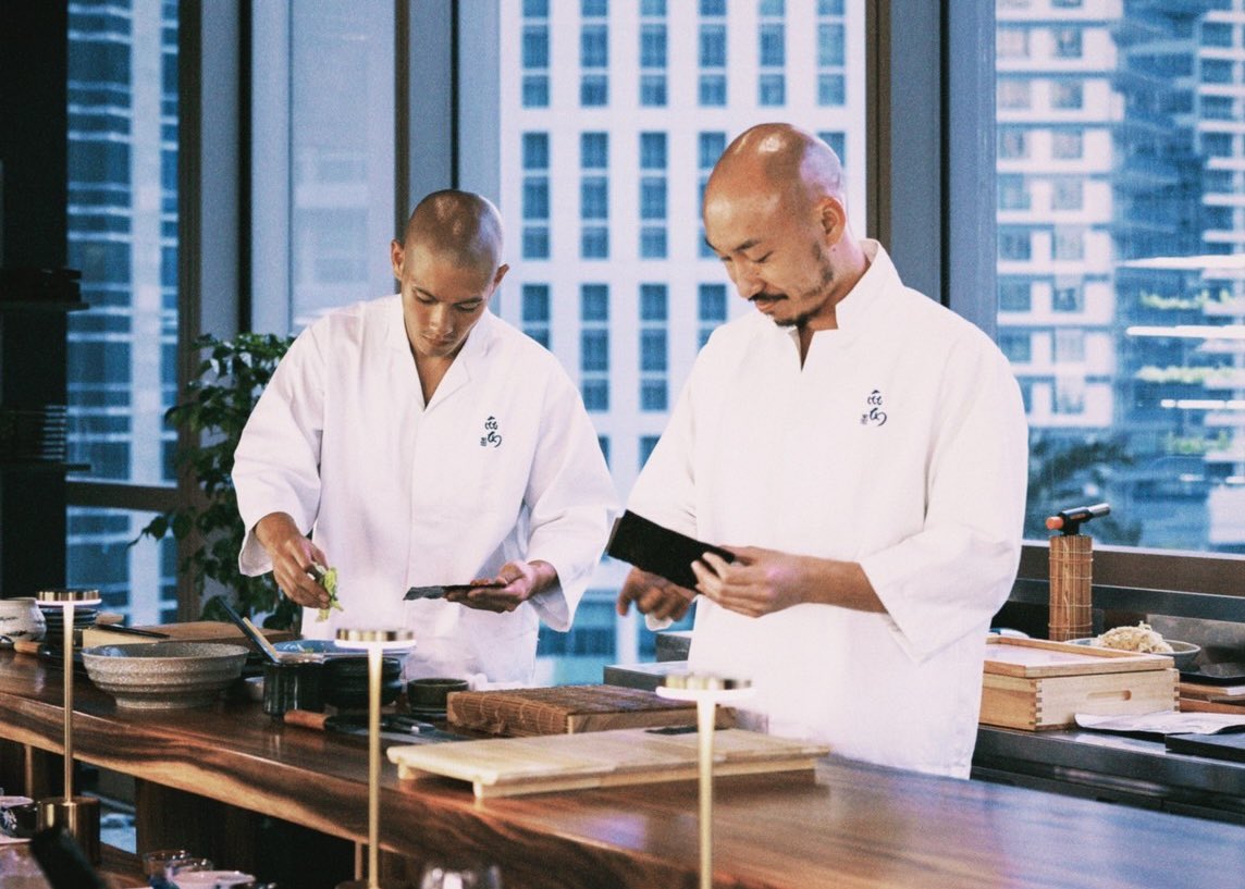 【飲食人大学🍣卒業生の活躍🎓】

寿司マイスター専科東京校32期卒業生の
鯨岡慎平さんにインタビュー😊

大手金融会社を辞めて
寿司職人になったワケとは⁉️

飲食人大学ホームページ内
【卒業生の声】にて公開中です
ぜひご覧ください👀
🔻
insyokujin.ac/pickup/5181/