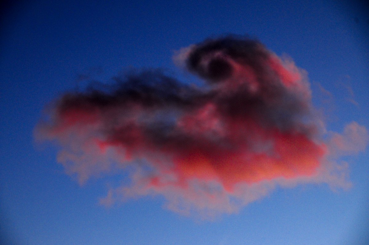 Aquella nube flotaba sobre el páramo de Castilla. Volaba sobre la montaña de Aragón.
Aquel vapor de agua era efímero, irrepetible. Ya no está ni volverá.
Era una obra de arte, pintada de fuego por el sol y moldeada a cada segundo por el viento en las alturas.
Un laberinto feliz.
