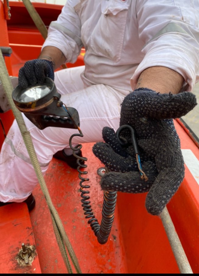 omergayir's tweet photo. Gemilerdeki Rescue Boat’ların üzerindeki search light, can güvenliği açısından kritik bir ekipmandır. SOLAS ve LSA Kod düzenlemelerine göre, bu tür güvenlik ekipmanlarının her zaman çalışabilir ve kullanıma hazır olması gerekmektedir. Aksi takdirde istenmeyen sonuçlar doğabilir. https://t.co/03N3etFQ0g