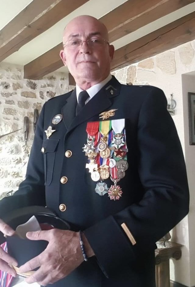 Fs_francaises_'s tweet photo. Thierry Prungnaud était en tête de colonne.

Il neutralise trois des quatre preneurs d'otages en tirant seulement quatre balles avec son Manurhin MR73 avant d'être grièvement blessé.

Sa plus grande fierté est d'avoir pu sauver de nombreuses vies. https://t.co/6AGIHjaxvl