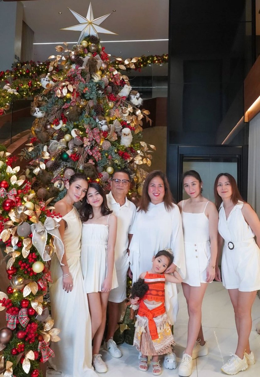 kcmbsuperstar's tweet photo. Bernardo family in white 🤍❄️ https://t.co/3E822lDXvv