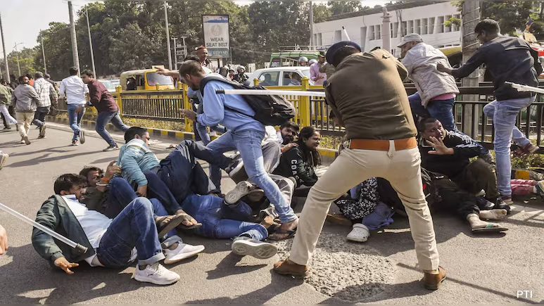 heymansooo's tweet photo. If you can't make exams secure and sound, you have the option to lathicharge the protesting students. The use of lathicharge by police over students is now becoming a habit of state and police to hide their failure and supress the voices of students. 
@NitishKumar @bihar_police https://t.co/XYEpdR2lOF