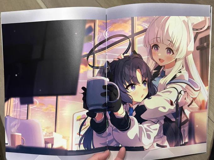 新刊の現物 写真で撮るとわかりづらいんですけど、今回RGB印刷に変更してディスプレイ上でイラストを見るのとそん色ない仕上がりになってて嬉しい RGB印刷すげー