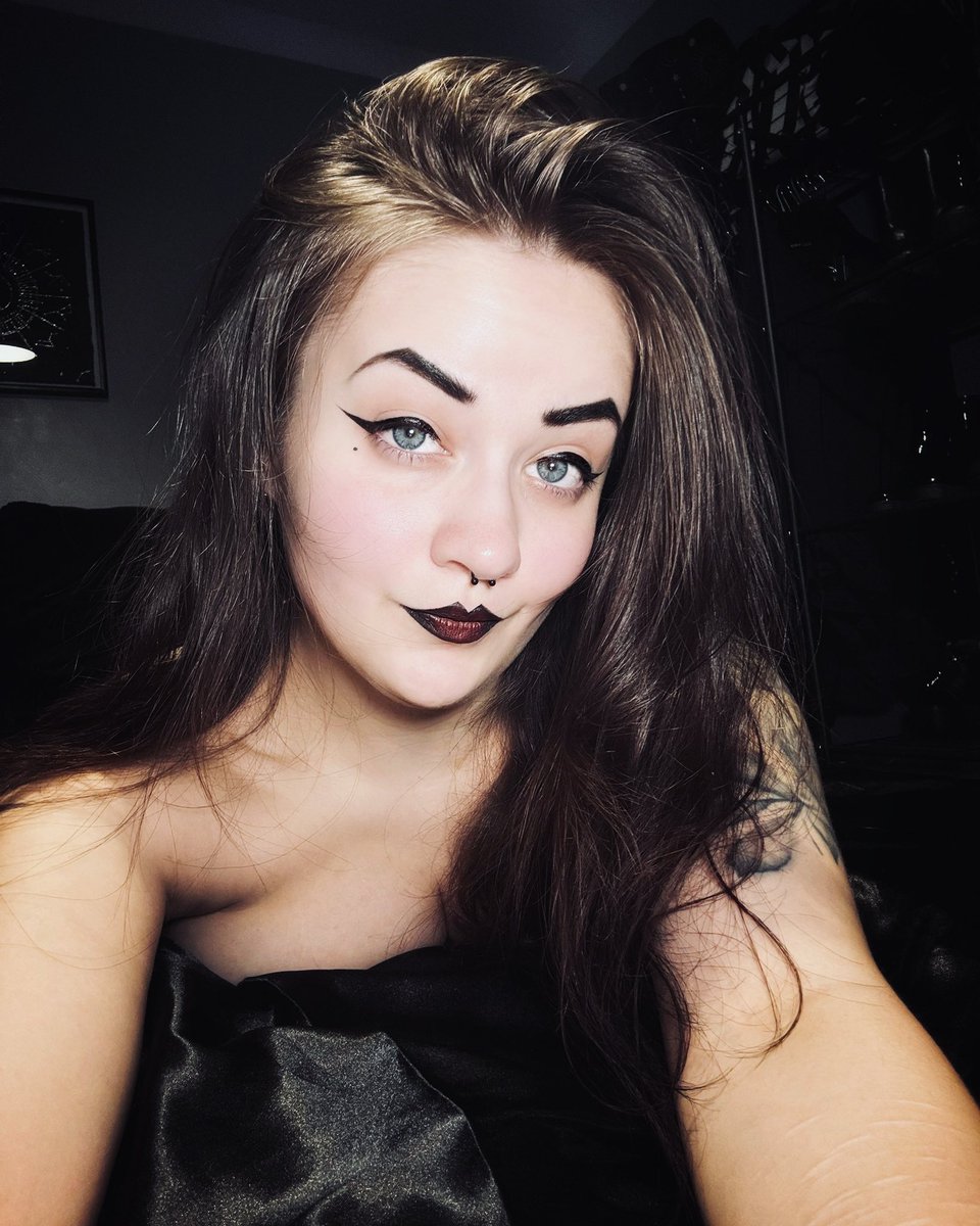 Hope everyone’s enjoying their holiday season. I’m trying to conjure up New Years’ Resolutions 🖤😅