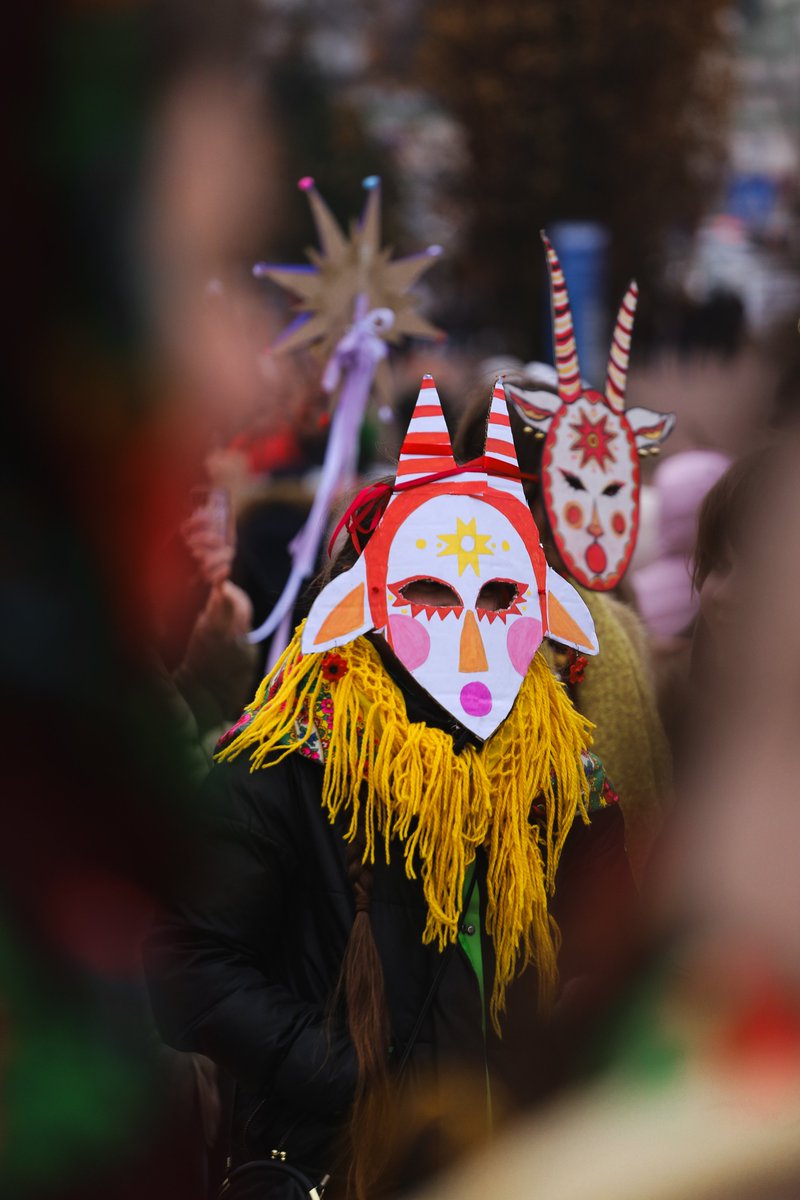 25 grudnia w Kijowie na placu przy soborze św. Sofiji odbyła się świąteczna procesja kolędników z gwiazdami.
📸 <a href="/Krieger_ph/">watcher</a>