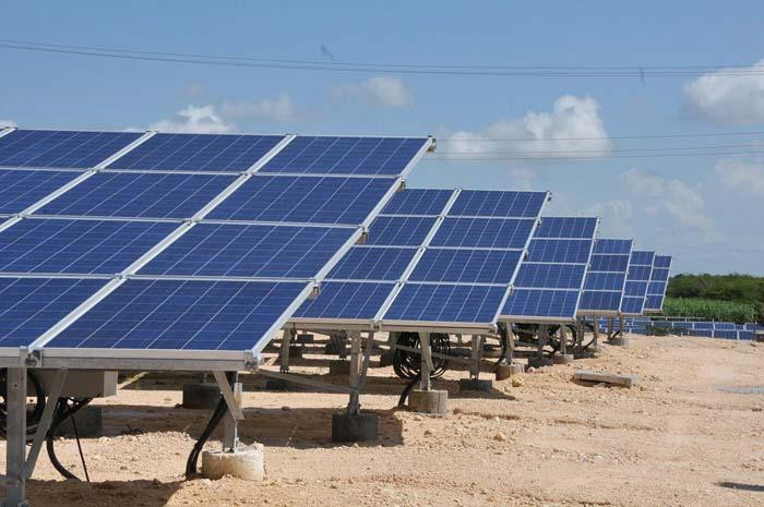 En correspondencia con la estrategia nacional de transición energética en #Cuba, se construyen 92 parques solares fotovoltaicos, que aportarán más de 2000 MW.

De ellos, 55 estarán disponibles para 2025, que posibilitarán eliminar los apagones en el horario del día.

#UnidosXCuba