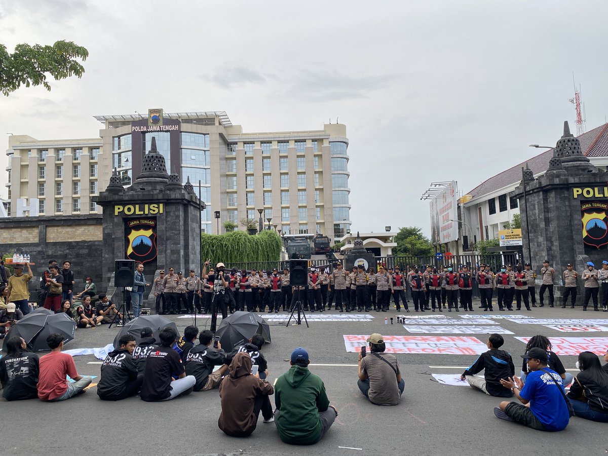 _layaliaa's tweet photo. Mana ada Suporter Semarang rusuh ? Hanya bersenang-senang tidak butuh influencer / selebgram pengadu domba !!

Semoga kali ini segera di respon oleh CEO PSIS Semarang yang tidak mau bertemu suporternya itu.

Aksi Kamisan Semarang X Suporter Semarang Melawan 🚨

Foto slide 3 credit by @melukompeni