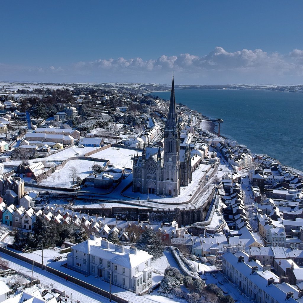 itsjohncrotty's tweet image. Well, no white Christmas in Ireland so here’s a throwback to snowfall over Cobh in Cork

- Last stop of the Titanic
- Irelands largest emigration port 
- Departure point for Spike Island prison

#Cobh #Cork #ireland