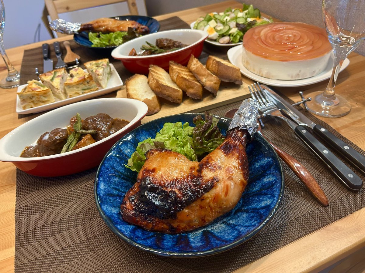Nike4256's tweet photo. ¨̮⃝ビーフシチュー
¨̮⃝ローストチキン
¨̮⃝キッシュ
¨̮⃝りんごチーズケーキ

クリスマスごはんでした𐂂❅🎄.*
 #おうちごはん https://t.co/ibngPOsXBt