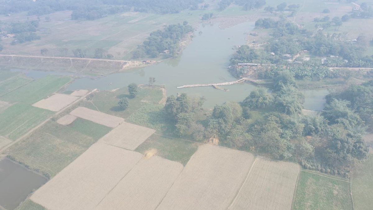 NitishKumar's tweet image. ‘प्रगति यात्रा’ के दौरान सीतामढ़ी जिले के बेलसंड प्रखंड में बागमती नदी पर मधकौल में तटबंध के टुटान स्थल का हवाई निरीक्षण किया तथा संबंधित पदाधिकारियों को आवश्यक दिशा-निर्देश दिए।  (1/2)