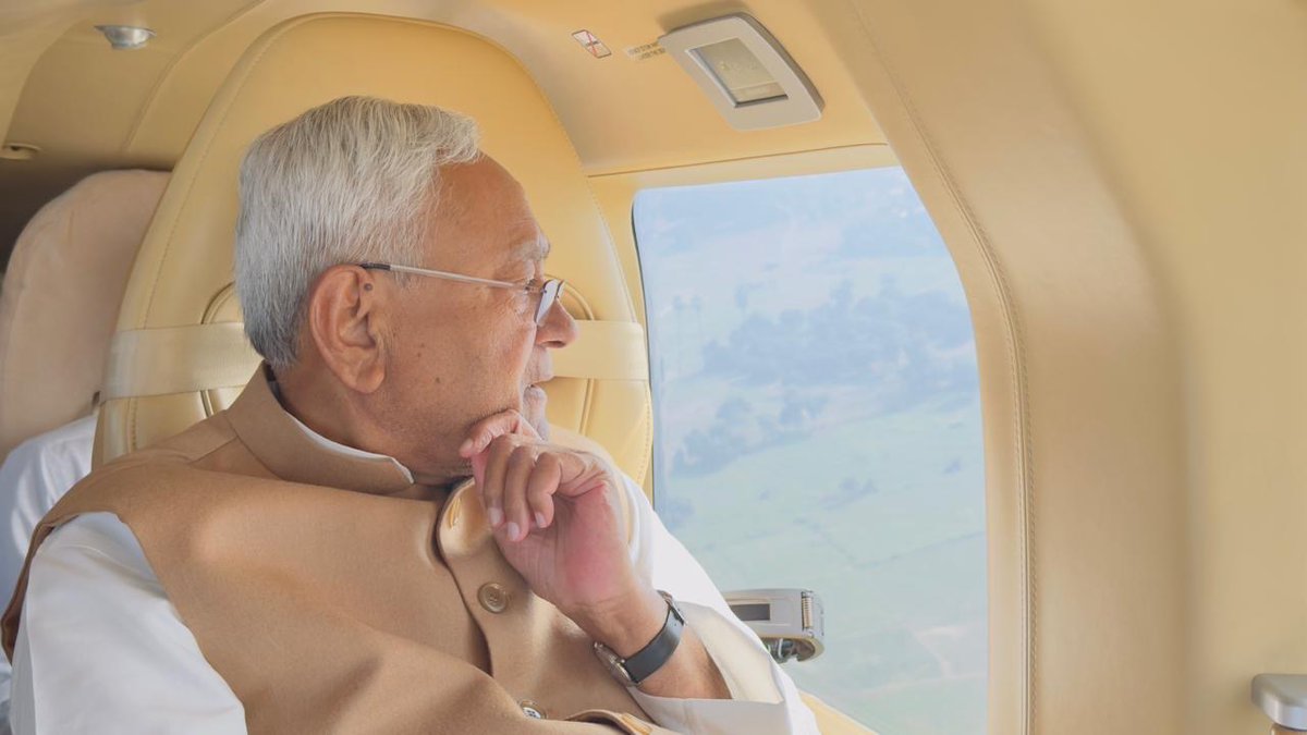 NitishKumar's tweet image. ‘प्रगति यात्रा’ के दौरान सीतामढ़ी जिले के बेलसंड प्रखंड में बागमती नदी पर मधकौल में तटबंध के टुटान स्थल का हवाई निरीक्षण किया तथा संबंधित पदाधिकारियों को आवश्यक दिशा-निर्देश दिए।  (1/2)