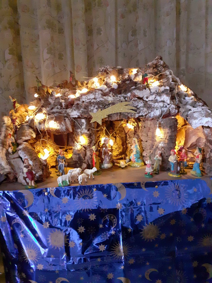 AlmiraUva's tweet image. #BuoneFeste e Buon Santo Stefano a tutti.💖🥂🌲
#NataleInsieme #SalaLettura
#26dicembre

Il presepe del mio papà ha allietato 
quattro generazioni, dalla mia infanzia al mio essere nonna.❤