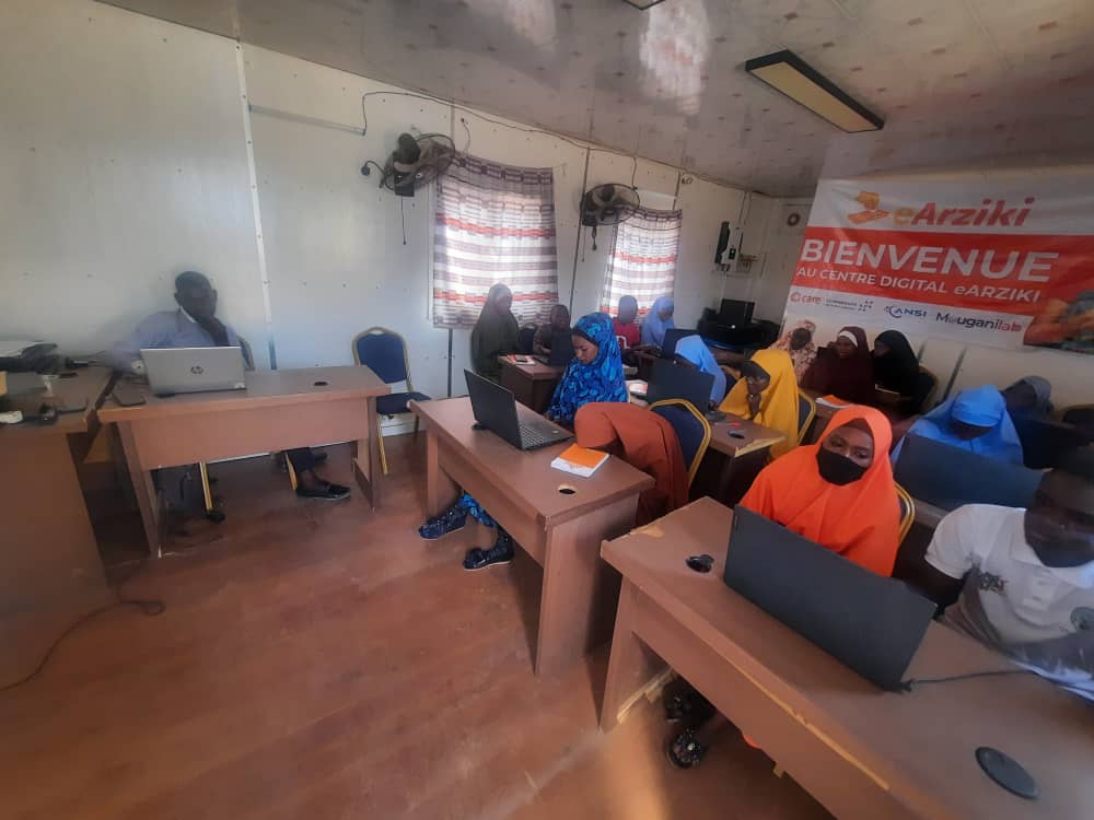 Mouganilab's tweet photo. Fin des formations de la dernière cohorte des digital ambassadors, ce 26 Décembre au niveau du centre numérique de Dogo dans le cadre du Projet #MamanLumiereIV de @CareNiger.
Au total ce sont 40 ambassadeurs digitaux qui ont été  formés sur l'application mobile money #eArziki. https://t.co/5hqX1wIdeQ