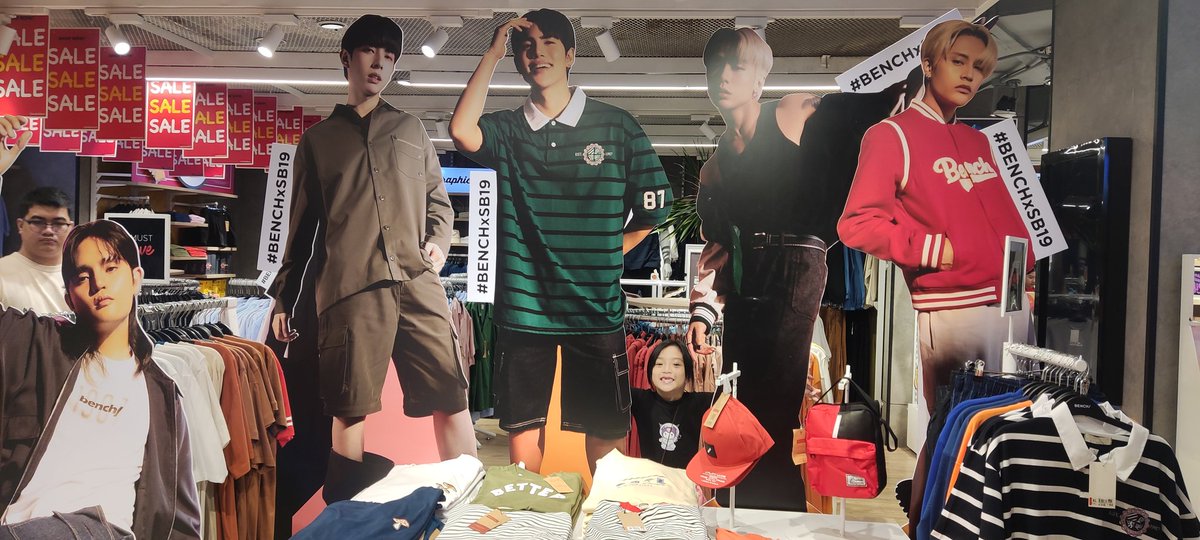 YuminiSsob's tweet photo. Xempre hindi mawawala ang #bench sa niregalo nung pasko tapos may standee pa sa kapitbahay naming mall kaso ubos na stocks ng jacket ni Josh saet pighati, buti nakabili kanina ung kapatid ko sa megamall regalo sakin ๐ญ
@SB19Official #SB19
#SB19xBENCH
@benchtm #BENCHGlobalSetter https://t.co/7CuLDXjWNK