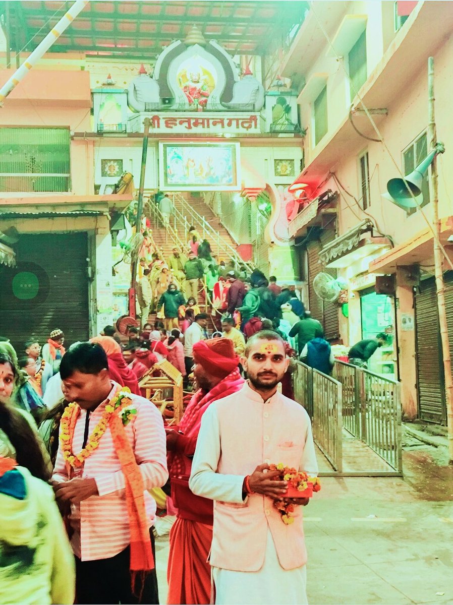 KamalBajapi's tweet photo. 🕉️!!#राम_काज_कीन्हे_बिनु_मोहि_कहां_विश्राम!!🕉️
श्रीराम जन्म भूमि में पहुंचकर श्री महावीर विराजमान मंदिर में आयोजित भंडारे प्रसाद का निमंत्रण व कार्य की सफलता की प्रार्थना कर प्रभु दर्शन किया
#ग्राम_कंकराबाद #ग्रामसभा_मौहार फतेहपुर
@dmfatehpur @myogiadityanath https://t.co/bZ72rdVBpP