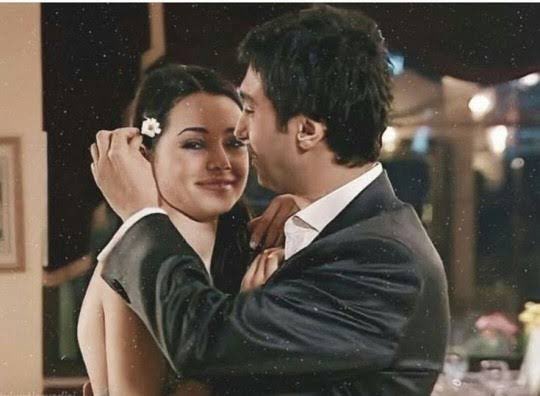 “Bir gül-û ala dert eder gönül, âh büyür göğsümün sol yerinde.”