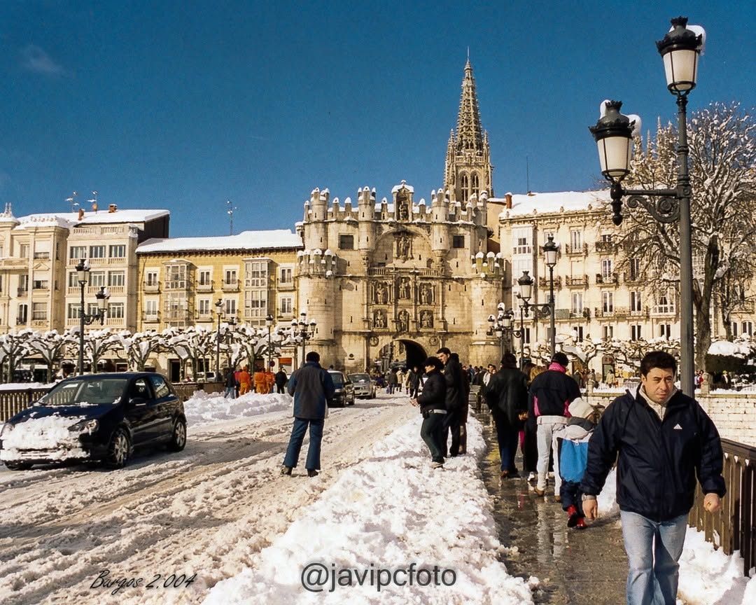 Burgosenelmundo's tweet photo. #Burgosenelmundo #Burgos 
Hoy se cumplen 20 años de la
nevada histórica que cayó en #Burgos y nos dejó la ciudad blanca e incomunicada. 
Por @javipcfoto https://t.co/y7C4GAkNaJ