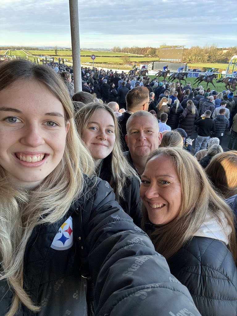tweetwizzo's tweet photo. Merry Christmas Dibbers. Wish us luck!! 🐎 https://t.co/TBJfHpYffn