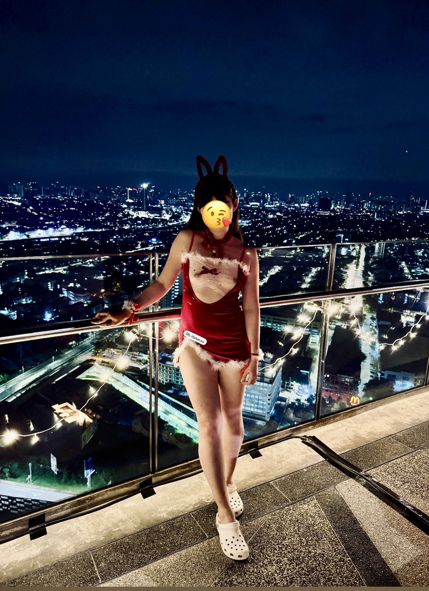 在天台的夜风中，红色的圣诞装紧紧包裹着她的曲线，她站在那里，目光挑逗地扫视着远方，唇角扬起一丝邪魅的笑意，仿佛在召唤着某个不敢靠近的身影。
@luchu888 https://t.co/qHIH6rhRug
