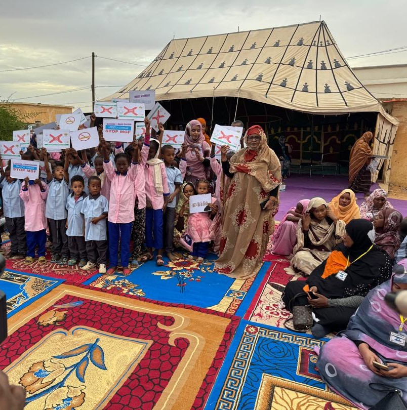 Mobilisation exceptionnelle pour mettre fin aux #MGF à Kiffa : 15 localites soutenues par les autorités régionales, les élus locaux et les leaders communautaires, s'engagent volontairement à abandonner les #MGF. Une victoire pour les droits des femmes et des filles 🙌 #StopMGF