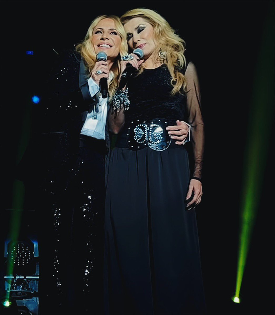 Martisima_SoyYo's tweet photo. Tu nombre hacía honor a tu persona. 
Gracias por compartir conmigo momentos maravillosos en México, cantando y pasando buenos ratos juntas. Siempre en mi corazón. Descansa en paz, @LaCantanteDulce 💔 https://t.co/eXRL1LWq8L
