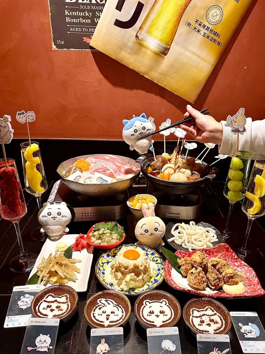うなぎ樽に入ると大阪の居酒屋に来た気分になります。友達とおしゃべりをしたり、美味しいものを食べたり!金魚のつるし飾り、スイーツ、飲み物の鍋にchiikawaがついています。好きな赤ちゃんが淹れてくれますね…