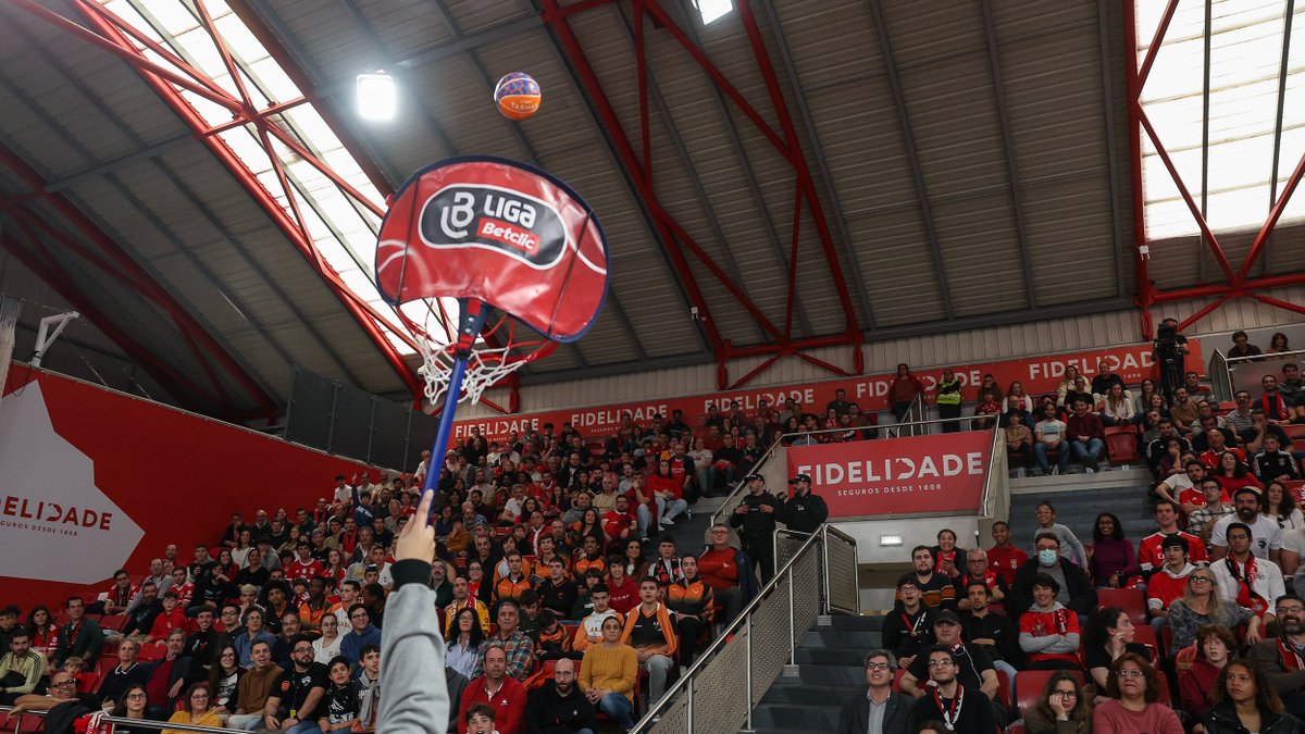 🏀🛋️ Vamos sortear bilhete duplo no Sofá Betclic para o Benfica-Sporting da #LigaBetclic! Tens direito a snack, bebida e ainda 10€ de Freebets para apostares neste jogo! 

- Dá RT+Like
- Identifica quem levas contigo

1 comentário por pessoa.
Vencedor anunciado amanhã de manhã.