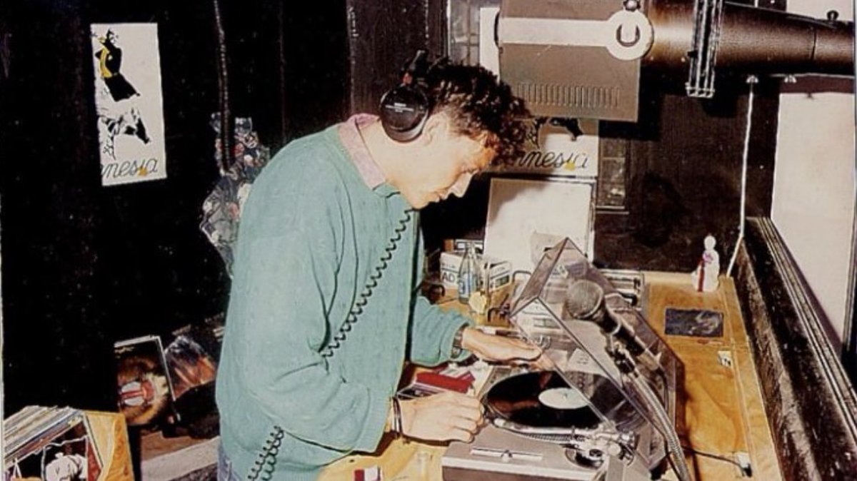El martes pasado murió DJ Alfredo, un argentino que cambió la cultura electrónica con su forma de pasar música. No vi la noticia en medios locales, pero voy con un hilo sobre su importancia